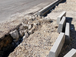 Рассеянные дорожники разломали бордюры на Вокзальной и переделывают работу заново в Ставрополе