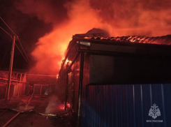 Пожар на площади 800 квадратных метров бушует в Георгиевском округе