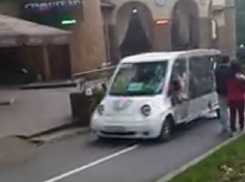 Электромобили на дорожках парка в Кисловодске возмутили отдыхающих
