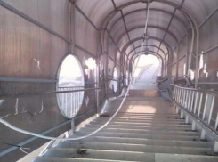 Надземный переход с оголенным кабелем под ногами обеспокоил жителей Ессентуков