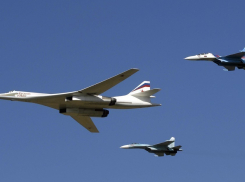 Бомбардировщик и четыре истребителя пронеслись над Пятигорском