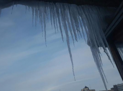 Нечищеные всю зиму крыши с глыбами льда и снега в центре Ставрополя возмутили горожанина