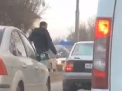 Разгневанный водитель устроил жесткую разборку на дороге и попал на видео в Пятигорске 