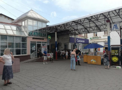 Взвинтили цены на аренду: новые владельцы пытаются убрать торговцев с рынка в Кисловодске?