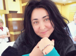 Самогон после концерта подарили Лолите поклонники из Ставрополя 