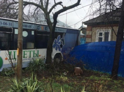 Автобус без водителя скатился со стоянки в Ставрополе — пассажирка получила травмы 