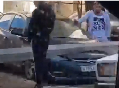 Появилось видео последствий падения столба на припаркованные машины в Ставрополе