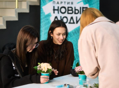 Букет по-новому: партия «Новые люди» объединила школьников и родителей ко Дню учителя