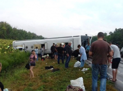 Трое пострадавших пассажиров перевернувшегося автобуса Ставрополь - Москва находятся в тяжелом состоянии