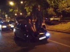 Серфинг по-пятигорски: компания прокатилась верхом на капоте разбитой «Лады»