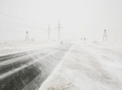 О снежной вьюге и гололедице на трассах Ставрополья предупредили водителей