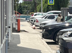 Мужчина выпал из окна возле торгового центра в Ставрополе и погиб