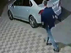 Неадекватный прохожий сломал зеркало чужого автомобиля одним ударом ноги в Ставрополе и попал на видео