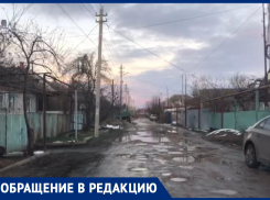 «Я не знаю, что делать»: сплошные ямы на дороге одной из станиц Ставрополья тревожат жителей