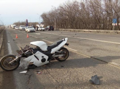 Мотоцикл и легковушка столкнулись в Невинномысске