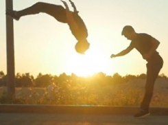 Захватывающее видео с акробатическими трюками в потрясающем  монтаже поразило жителей Ставрополя 