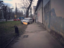 Бессовестный автохам влез на тротуар для пешеходов в центре Ставрополя