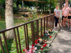 Прячут слезы и несут игрушки: школьники провожают в последний путь погибших в ДТП под Пятигорском велосипедистов 