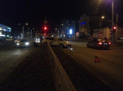 Французский автомобиль Citroën влетел в разделительный забор в центре Ставрополя