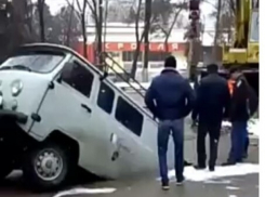 На одной из улиц Кисловодска асфальт буквально проглотил автомобиль