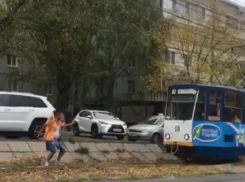 «Ты не пройдешь», - выпивший пятигорчанин преградил путь трамваю и попал на видео 