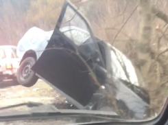 «Приора» «поскользнулась» на утреннем льду и слетела в овраг в Ставрополе