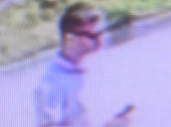 Неизвестный задрал юбку у девушки и облапал ее на улице Минеральных Вод 