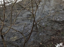 Бурные потоки канализационной воды текут по склону горы Железноводска