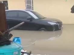 Вода по щиколотку и моря во дворах замечены на Ставрополье из-за ливня — видео 