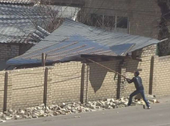 Шквальный ветер сорвал в Ставрополе крышу с дома
