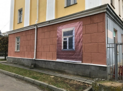 «Нет окна - нарисуй», - ставропольчане о приклеенном рисунке на фасаде дома в центре  