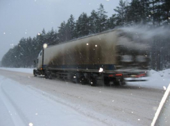 Попавший в снежную бурю большегруз вытащили из сугроба на трассе Ставрополья