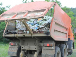 Незаконный сброс отходов в районе Мамайки мог «добить» дорогу на улице Полевой