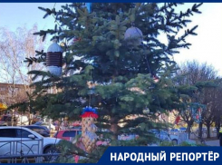 Украсили пятилитровой бутылкой: жительницу Ставрополя возмутило состояние елки на проспекте Юности