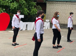 «На безопасном расстоянии»: ставропольские выпускники получили аттестаты