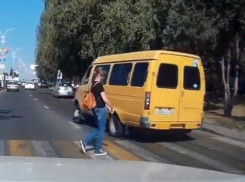 Маршрутчик «со свистом» пронесся перед носом у переходившей «зебру» девушки в Пятигорске