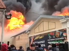Страшный пожар уничтожил новые постройки на Верхнем рынке в Пятигорске
