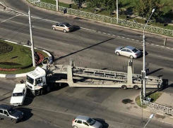 Попавший в ДТП длинномер перекрыл дорогу на выезд из Ставрополя