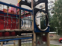 Неизвестные сожгли детскую горку во дворе жилого дома в Ставрополе 