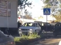 Девушка на перекрёстке перепутала тротуар и дорогу в Пятигорске и попала на видео