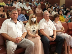 Губернатор не указ: власти Новопавловска устроили праздничный концерт несмотря на «ковидные» ограничения