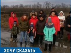 «Только говорят, что строят площадки и дороги, а на деле утопаем в грязи»: жители села на Ставрополье 