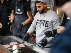 Открытие звездной бургерной Тимати в Ставрополе вызвало бурное обсуждение горожан