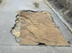 Дорожную яму «заасфальтировали» ковром в Ставрополе