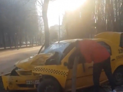 Таксист пострадал в серьезной аварии в Ставрополе 