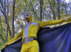 Супергероя в желтом плаще сняли на видео в Таманском лесу