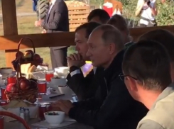Борщем и котлетами угостили Путина и Медведева в колхозе на Ставрополье 