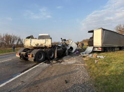 Водитель из Ставрополья попал в больницу после жесткой аварии с большегрузами