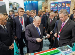 На Кавказском инвестиционном форуме Михаилу Мишустину представили стенд Ставропольского края 