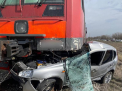 Водитель попал под колеса рельсового автобуса с пассажирами и погиб на Ставрополье